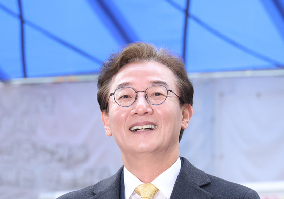 미소 짓는 전재수