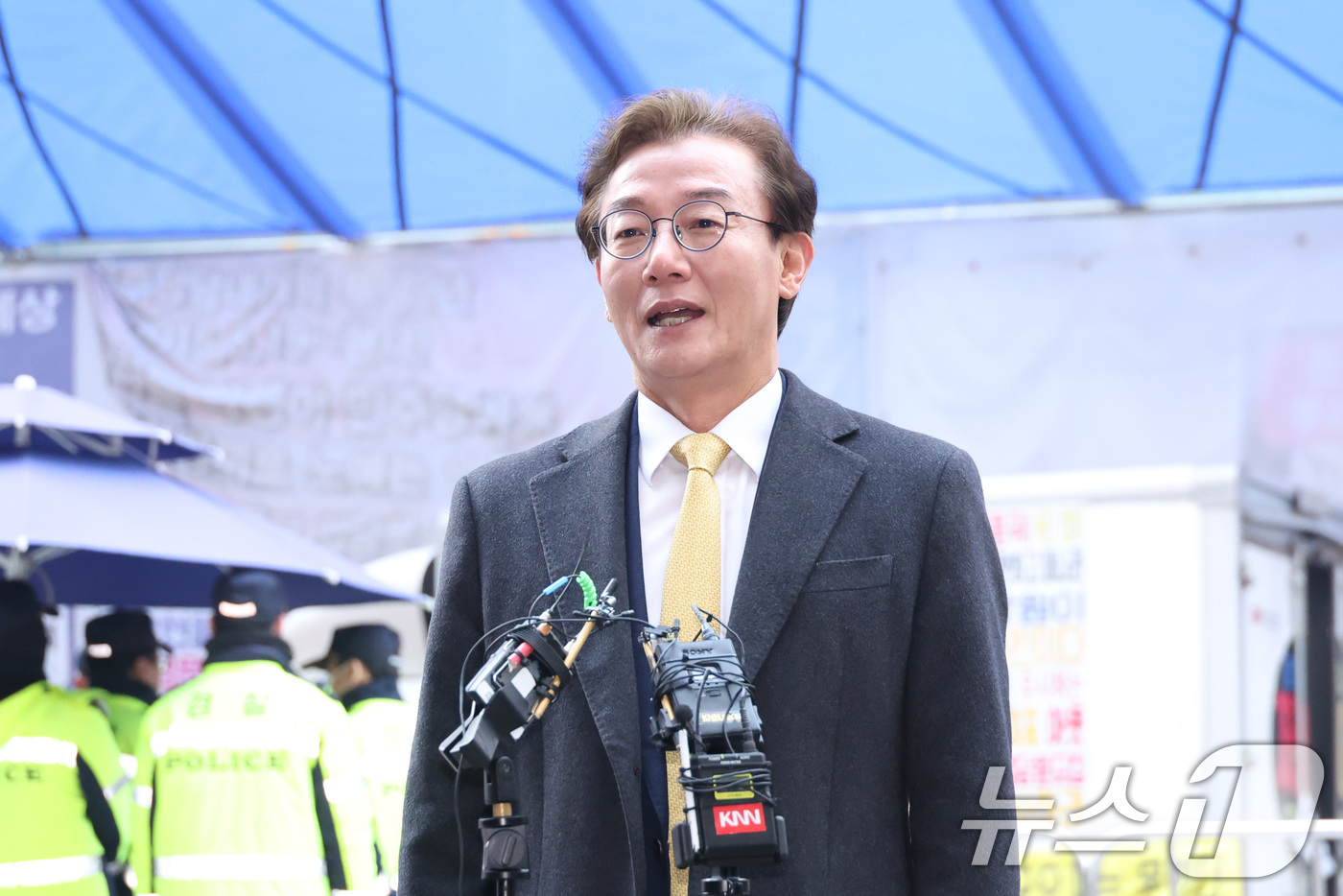 (서울=뉴스1) 신웅수 기자 = 부산시장 출마를 선언한 전재수 더불어민주당 의원이 17일 서울 여의도 더불어민주당사에서 열린 광역단체장 후보 면접에 출석하며 취재진의 질의에 답변하 …