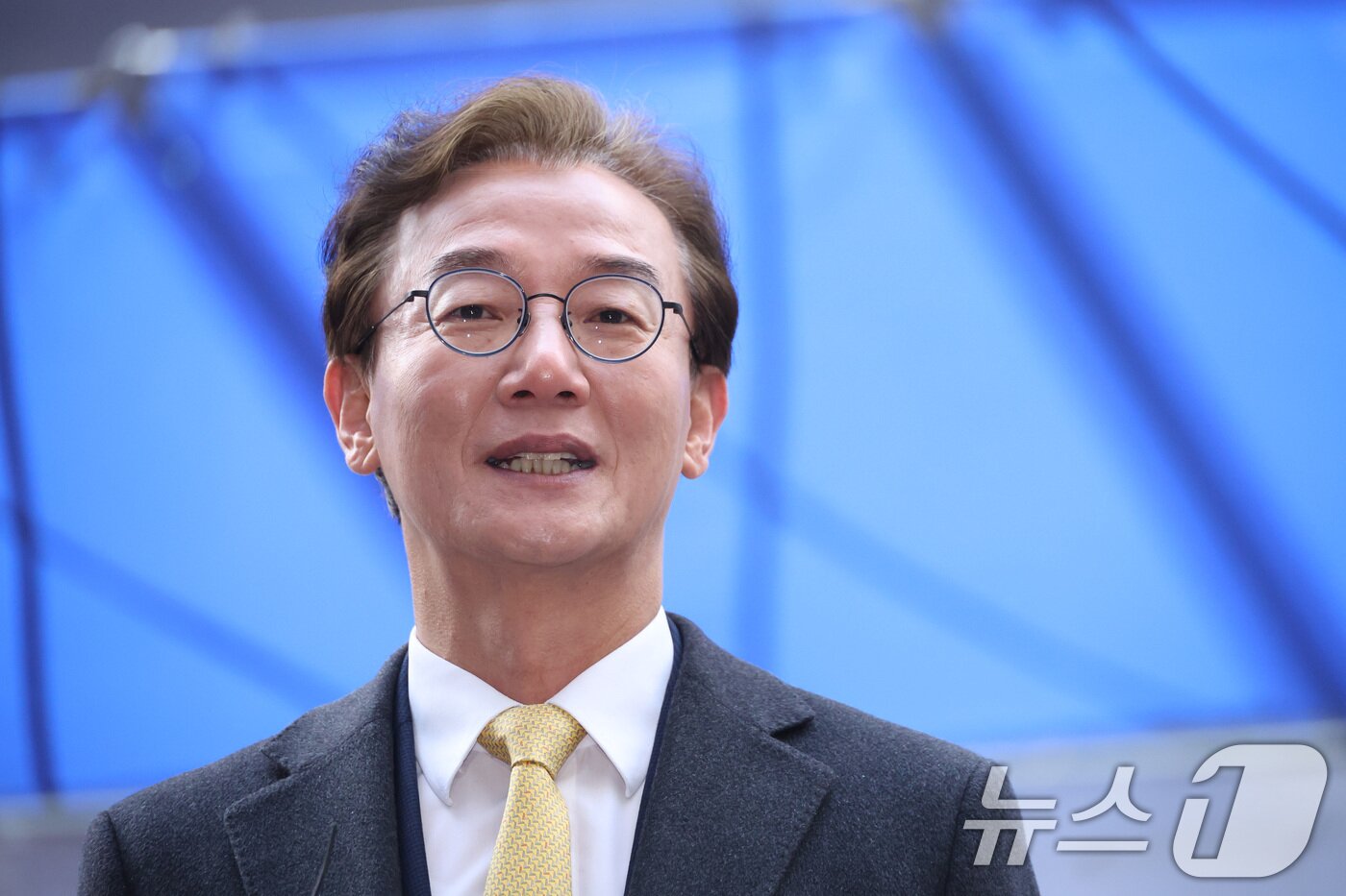 본문 이미지 - 부산시장 출마를 선언한 전재수 더불어민주당 의원이 17일 서울 여의도 더불어민주당사에서 열린 광역단체장 후보 면접에 출석하며 취재진의 질의에 답변하고 있다. 2026.3.17 ⓒ 뉴스1 신웅수 기자