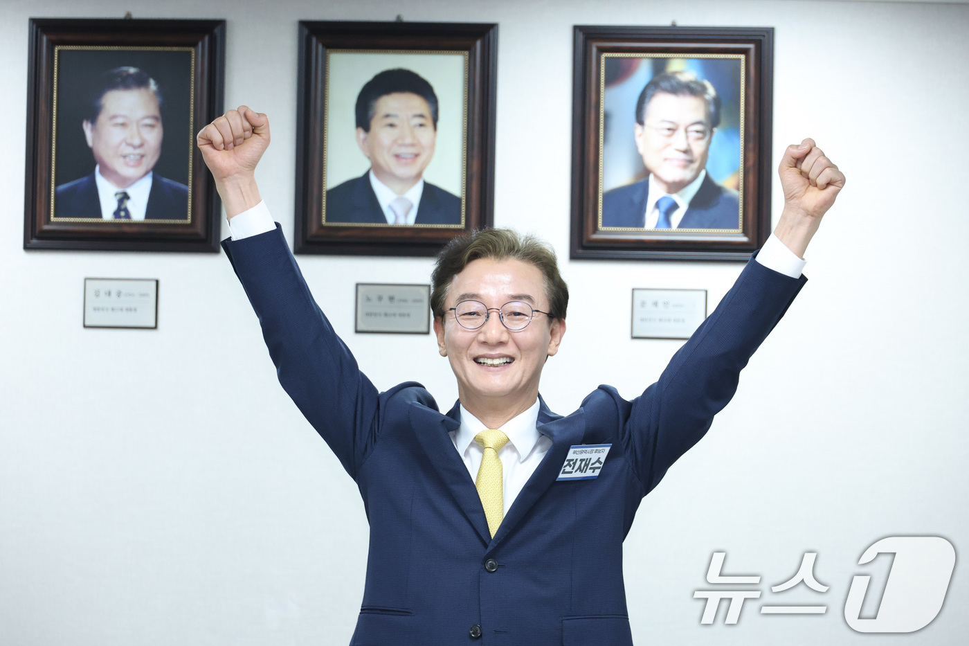 (서울=뉴스1) 신웅수 기자 = 부산시장 출마를 선언한 전재수 더불어민주당 의원이 17일 서울 여의도 더불어민주당사에서 열린 광역단체장 후보 면접에서 승리를 다짐하는 세리머니를 하 …