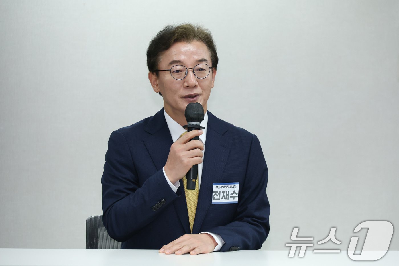 (서울=뉴스1) 신웅수 기자 = 부산시장 출마를 선언한 전재수 더불어민주당 의원이 17일 서울 여의도 더불어민주당사에서 열린 광역단체장 후보 면접에서 인사말을 하고 있다. 2026 …