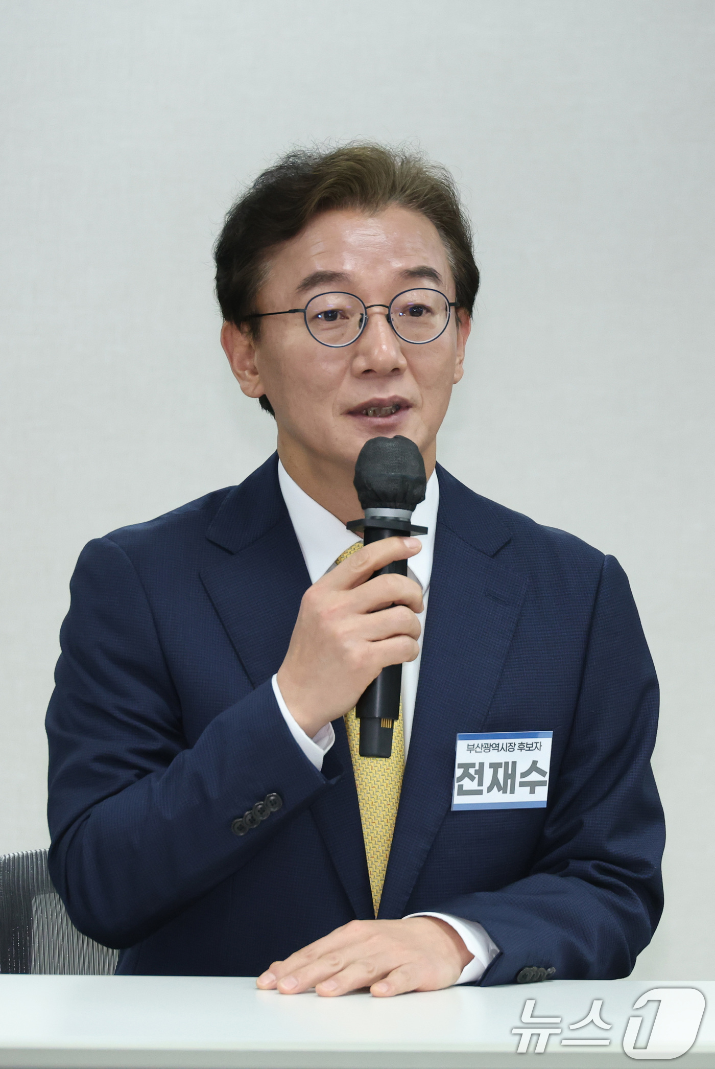 (서울=뉴스1) 신웅수 기자 = 부산시장 출마를 선언한 전재수 더불어민주당 의원이 17일 서울 여의도 더불어민주당사에서 열린 광역단체장 후보 면접에서 인사말을 하고 있다. 2026 …