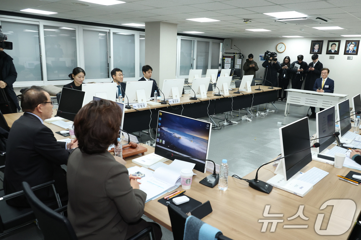 (서울=뉴스1) 신웅수 기자 = 부산시장 출마를 선언한 전재수 더불어민주당 의원이 17일 서울 여의도 더불어민주당사에서 열린 광역단체장 후보 면접을 보고 있다. 2026.3.17/ …