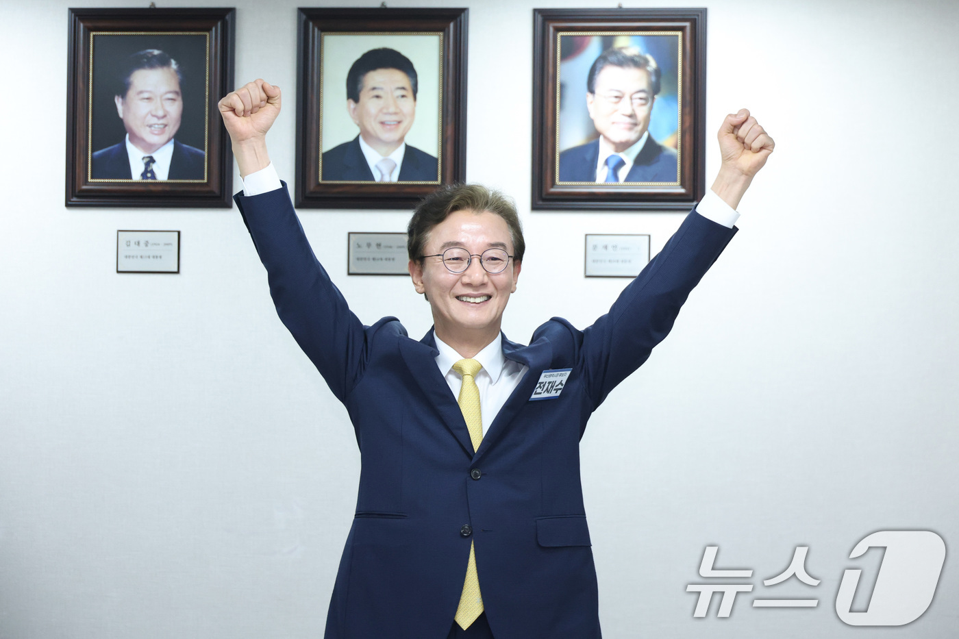 (서울=뉴스1) 신웅수 기자 = 부산시장 출마를 선언한 전재수 더불어민주당 의원이 17일 서울 여의도 더불어민주당사에서 열린 광역단체장 후보 면접에서 승리를 다짐하는 세리머니를 하 …