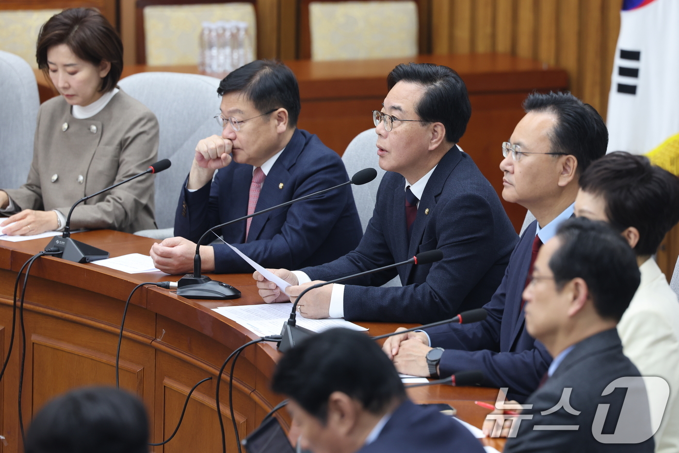 (서울=뉴스1) 신웅수 기자 = 송언석 국민의힘 원내대표가 17일 서울 여의도 국회에서 열린 원내대책회의에서 발언하고 있다. 2026.3.17/뉴스1