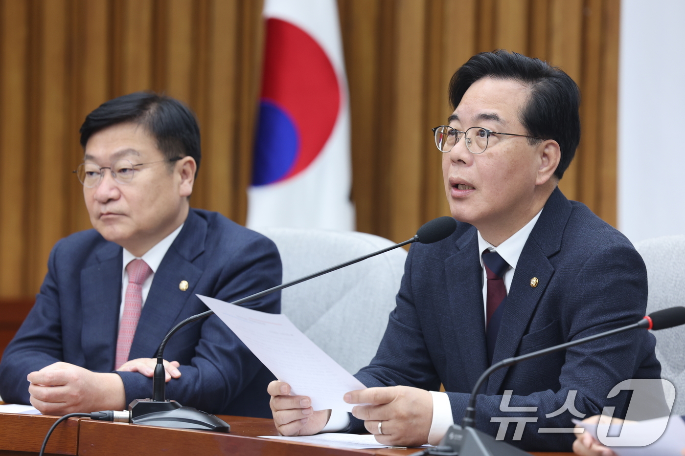 (서울=뉴스1) 신웅수 기자 = 송언석 국민의힘 원내대표가 17일 서울 여의도 국회에서 열린 원내대책회의에서 발언하고 있다. 2026.3.17/뉴스1