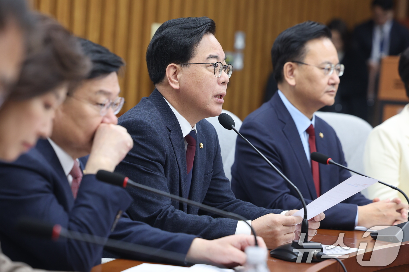 (서울=뉴스1) 신웅수 기자 = 송언석 국민의힘 원내대표가 17일 서울 여의도 국회에서 열린 원내대책회의에서 발언하고 있다. 2026.3.17/뉴스1