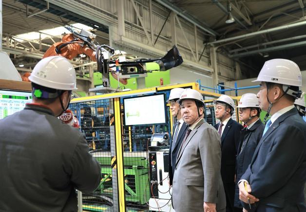 우오현 SM그룹 회장 "생산 시스템 혁신 위해 로봇·AI 적극 도입"