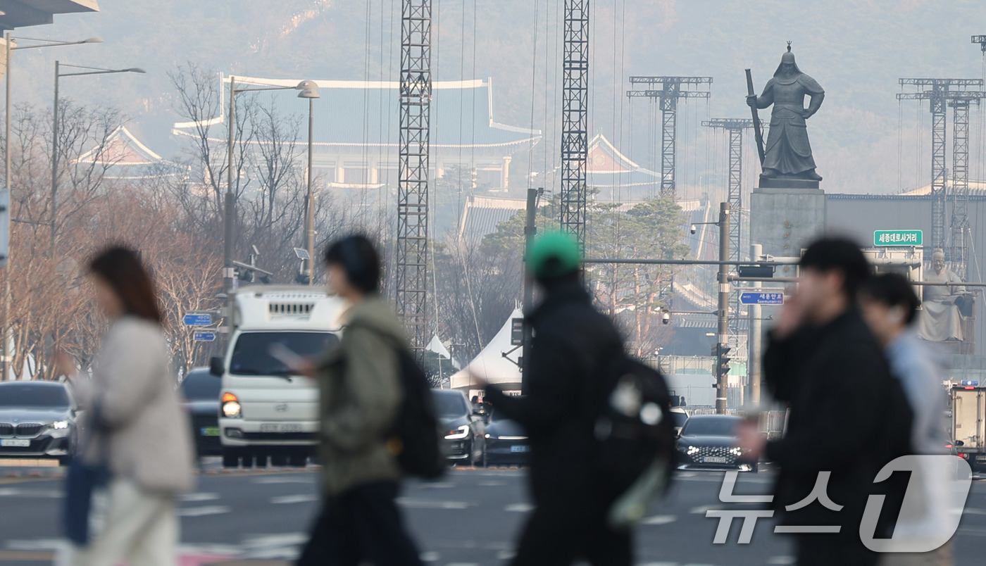 (서울=뉴스1) 박지혜 기자 = 미세먼지 비상저감조치가 발령된 17일 오전 서울 중구 시청역 앞에서 출근하는 시민들 뒤로 도심이 뿌옇게 보이고 있다. 2026.3.17/뉴스1