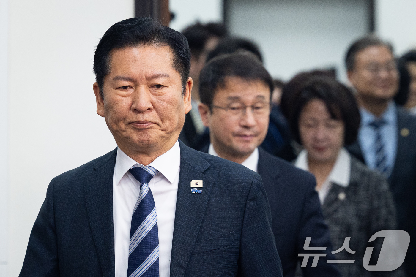 (서울=뉴스1) 유승관 기자 = 정청래 더불어민주당 대표가 17일 서울 여의도 국회에서 검찰개혁 관련 긴급 기자회견에 들어서고 있다. 2026.3.17/뉴스1