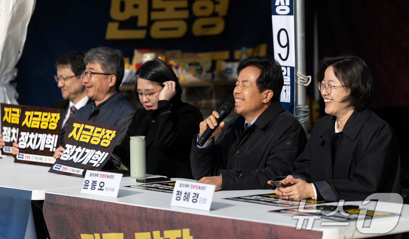 (서울=뉴스1) 이승배 기자 = 17일 개혁진보 4당 ‘정치개혁 광장’ 천막농성 결의대회에서 윤종오 진보당 원내대표가 모두발언하고 있다. 2026.3.17/뉴스1