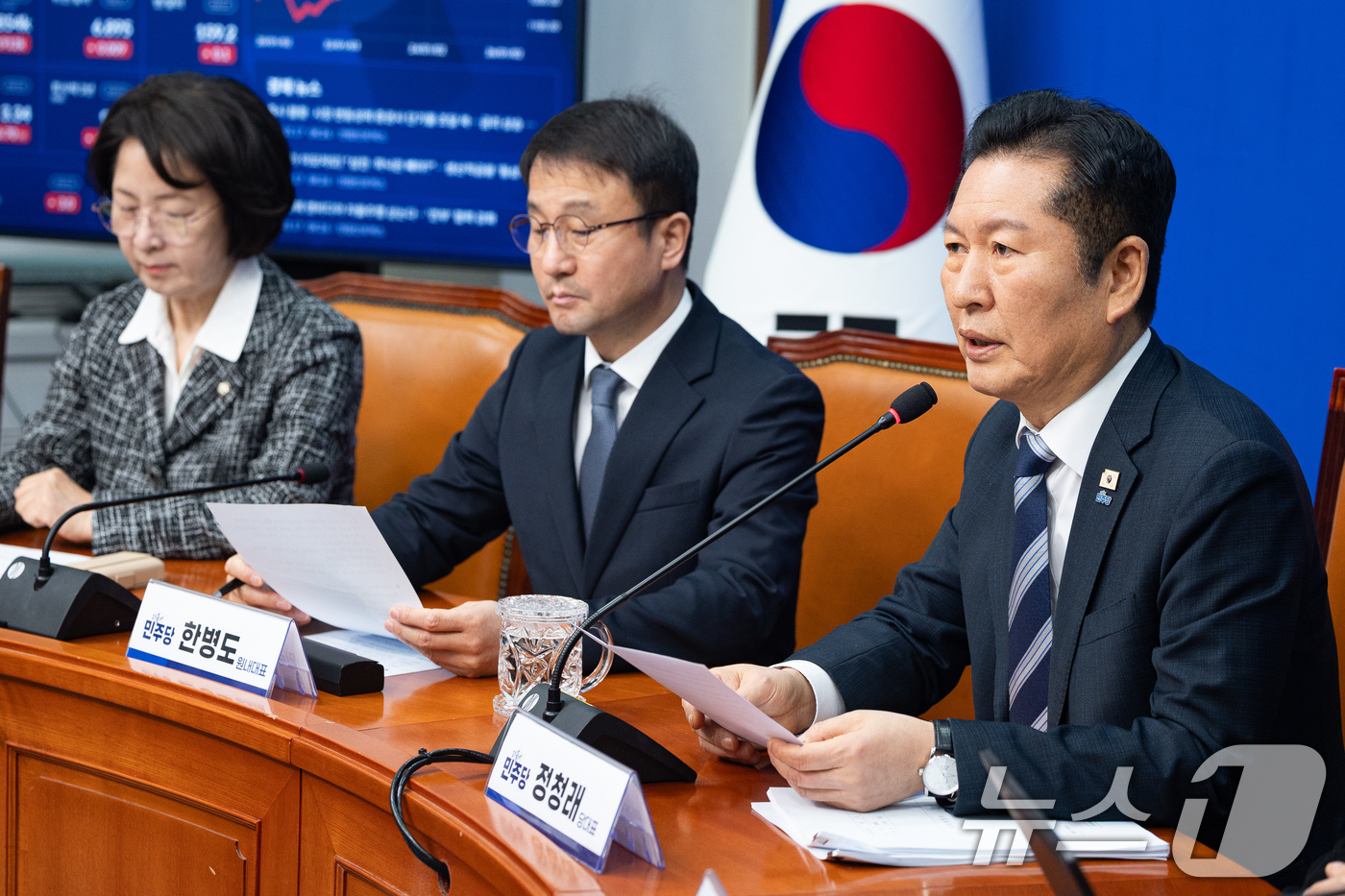 (서울=뉴스1) 유승관 기자 = 정청래 더불어민주당 대표가 17일 서울 여의도 국회에서 검찰개혁 관련 긴급 기자회견을 하고 있다. 2026.3.17/뉴스1