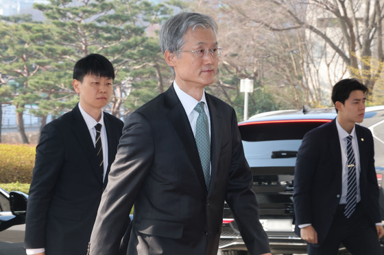 출근하는 조희대 대법원장