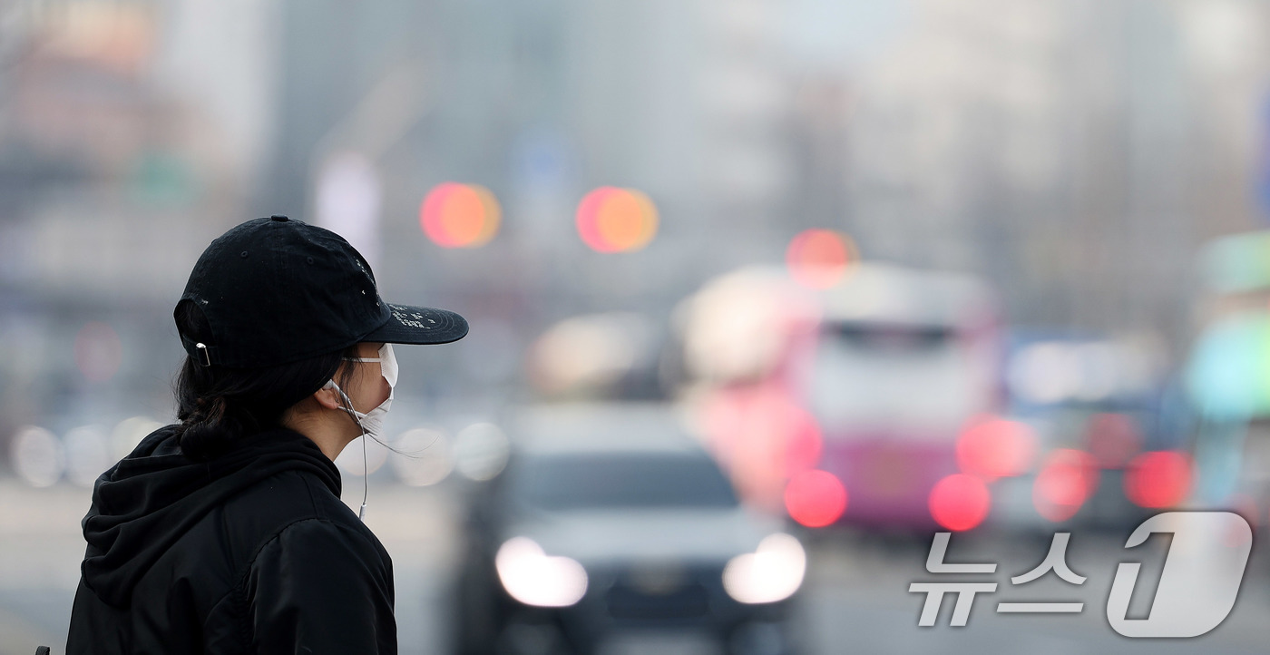 (서울=뉴스1) 박지혜 기자 = 미세먼지 비상저감조치가 발령된 17일 오전 서울 중구 시청역 앞에서 마스크를 쓴 시민이 발걸음을 옮기고 있다. 2026.3.17/뉴스1