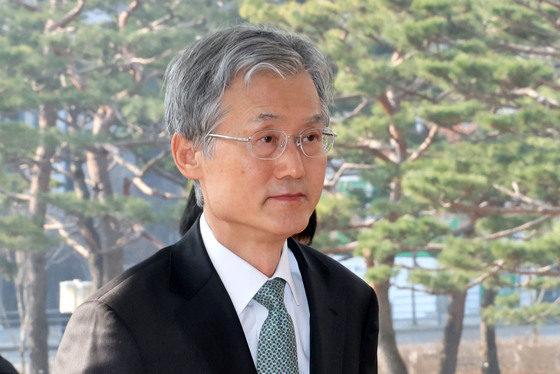 출근하는 조희대 대법원장