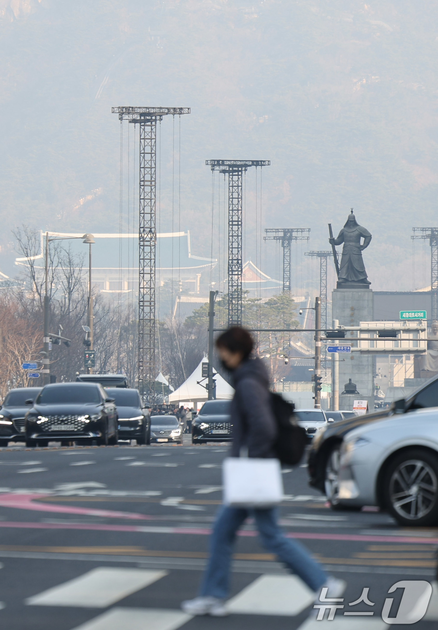 (서울=뉴스1) 박지혜 기자 = 미세먼지 비상저감조치가 발령된 17일 오전 서울 중구 시청역 앞에서 출근하는 시민 뒤로 도심이 뿌옇게 보이고 있다. 2026.3.17/뉴스1