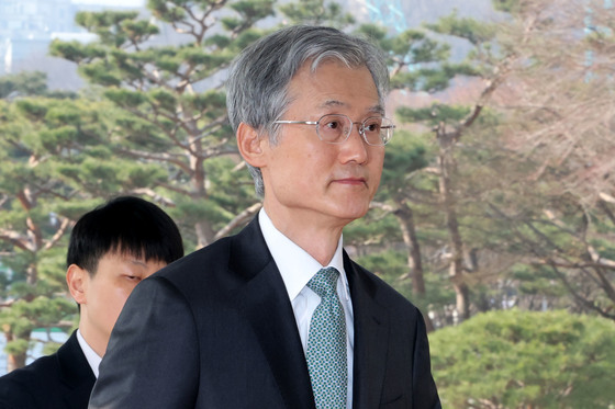 출근하는 조희대 대법원장