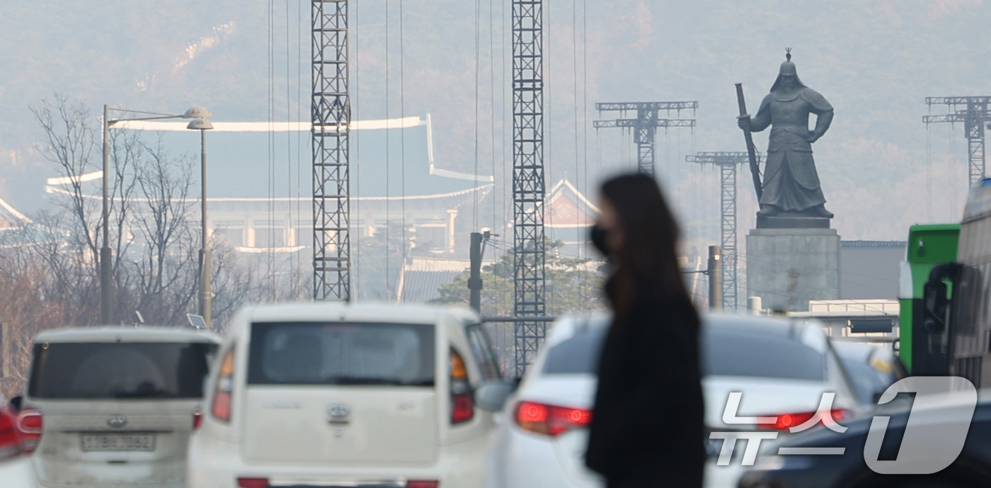 (서울=뉴스1) 박지혜 기자 = 미세먼지 비상저감조치가 발령된 17일 오전 서울 중구 시청역 앞에서 출근하는 시민 뒤로 도심이 뿌옇게 보이고 있다. 2026.3.17/뉴스1