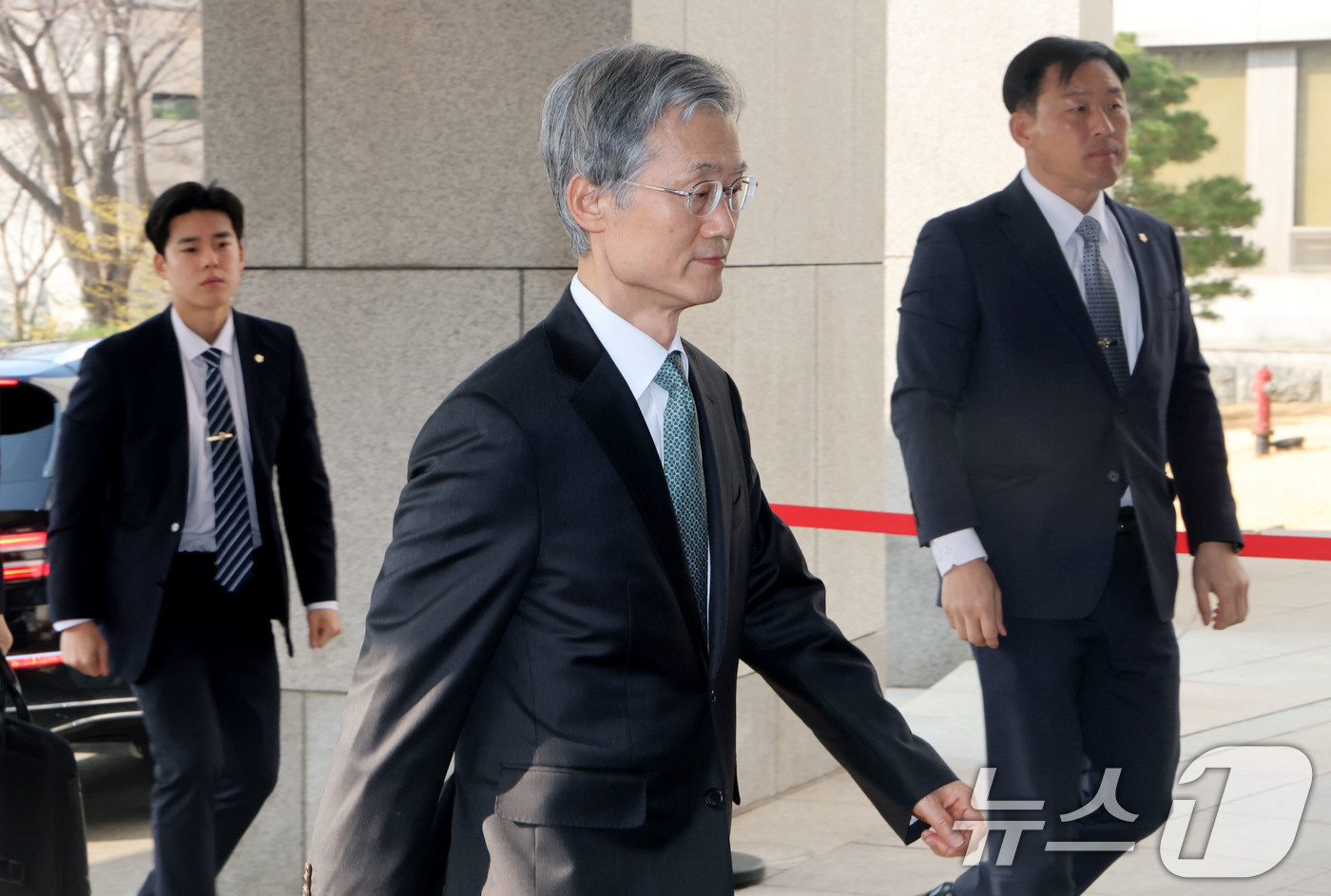 (서울=뉴스1) 이광호 기자 = 조희대 대법원장이 17일 오전 서울 서초구 대법원으로 출근하고 있다. 2026.3.17/뉴스1