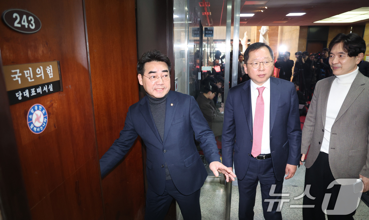 (서울=뉴스1) 신웅수 기자 = 박성훈, 이성권 의원을 비롯한 부산에 지역구를 둔 국민의힘 의원들이 17일 서울 여의도 국회에서 6.3 지방선거 부산시장 후보 공천과 관련해 장동혁 …