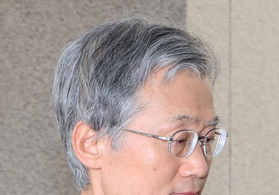 출근하는 조희대 대법원장