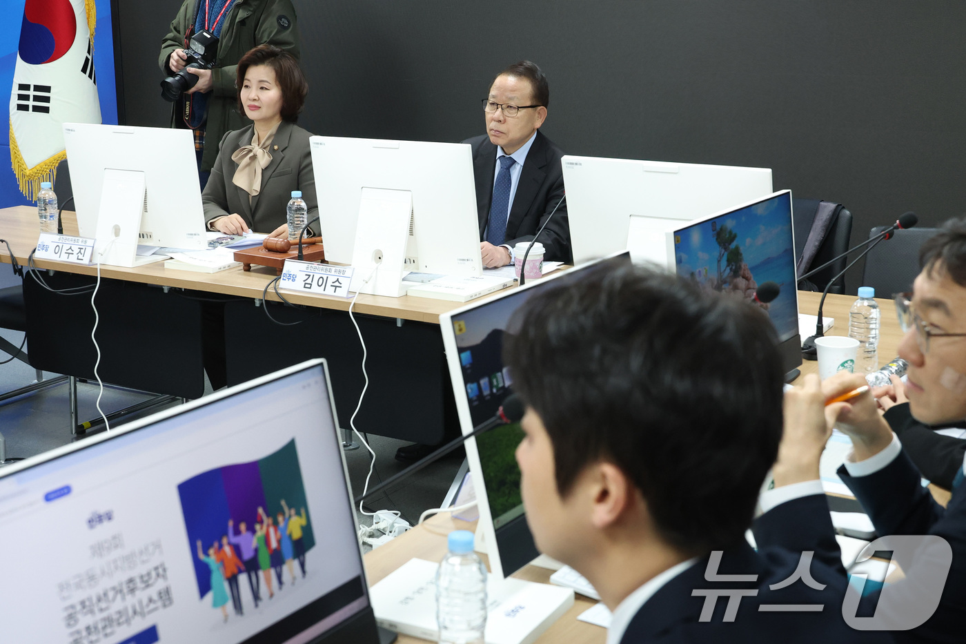 (서울=뉴스1) 신웅수 기자 = 김이수 더불어민주당 공천관리위원장 17일 서울 여의도 더불어민주당사에서 전재수 더불어민주당 의원의 광역단체장 후보 면접을 보고 있다. 2026.3. …