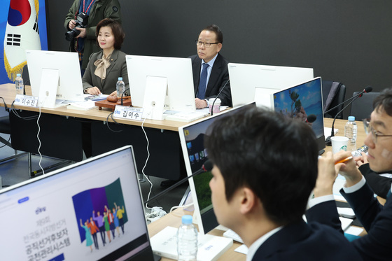 면접 심사하는 김이수 공관위원장