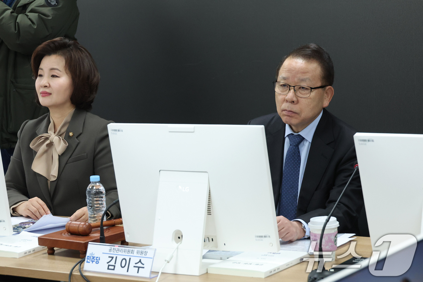 (서울=뉴스1) 신웅수 기자 = 김이수 더불어민주당 공천관리위원장 17일 서울 여의도 더불어민주당사에서 전재수 더불어민주당 의원의 광역단체장 후보 면접을 심사하고 있다. 2026. …