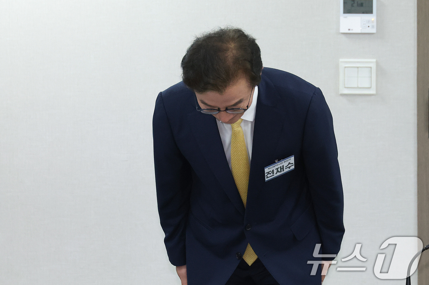 (서울=뉴스1) 신웅수 기자 = 부산시장 출마를 선언한 전재수 더불어민주당 의원이 17일 서울 여의도 더불어민주당사에서 열린 광역단체장 후보 면접에서 인사하고 있다. 2026.3. …