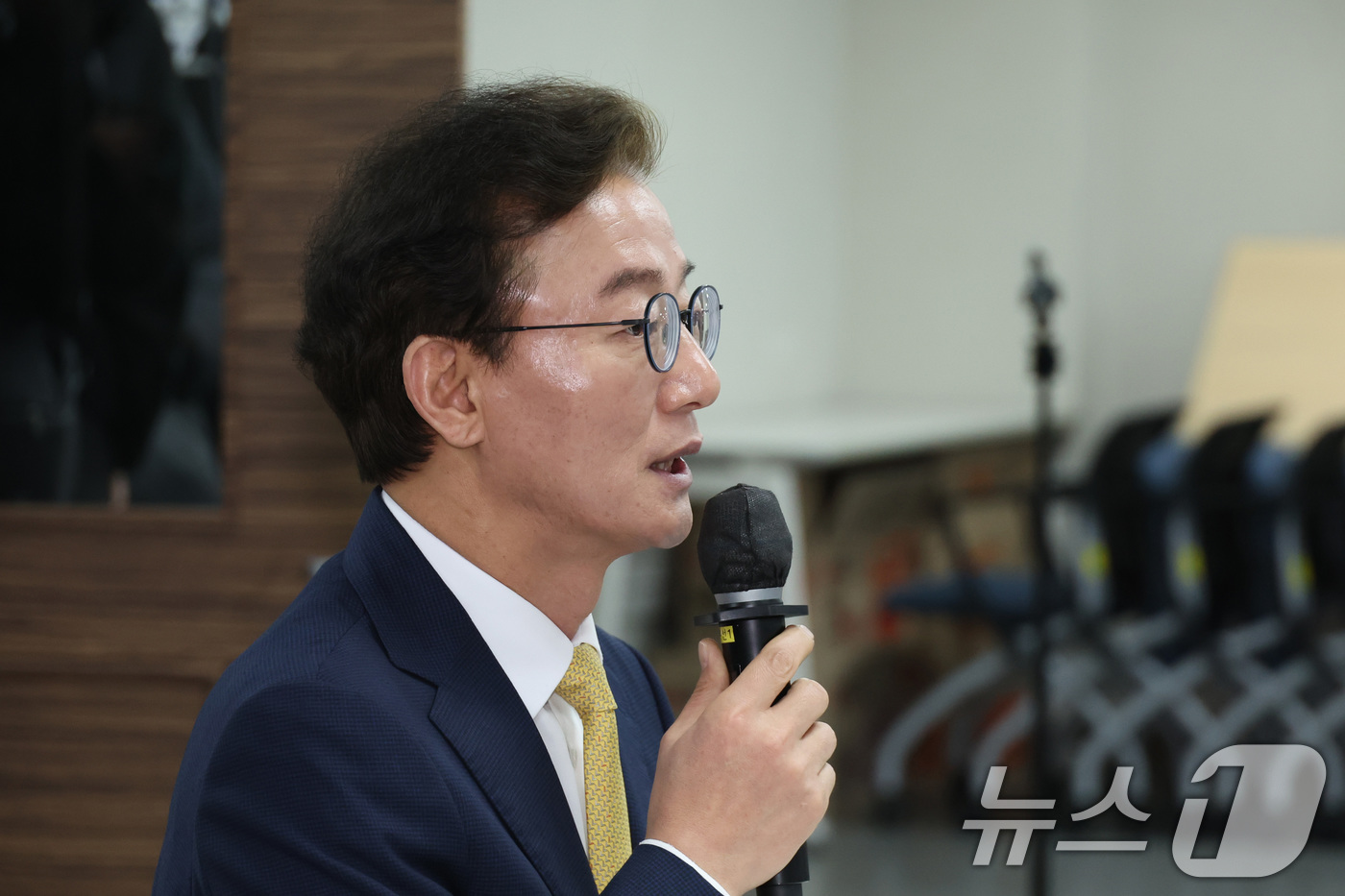 (서울=뉴스1) 신웅수 기자 = 부산시장 출마를 선언한 전재수 더불어민주당 의원이 17일 서울 여의도 더불어민주당사에서 열린 광역단체장 후보 면접에서 인사말을 하고 있다. 2026 …