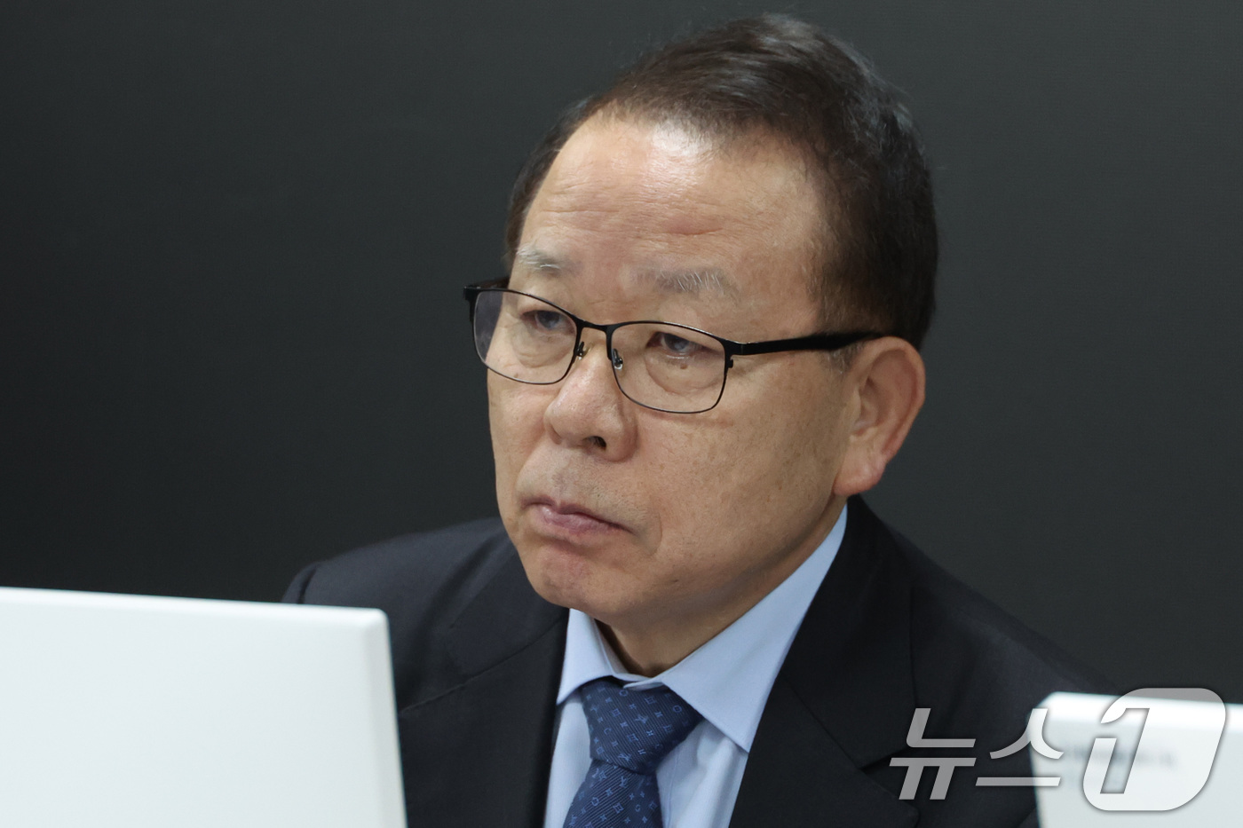 (서울=뉴스1) 신웅수 기자 = 김이수 더불어민주당 공천관리위원장 17일 서울 여의도 더불어민주당사에서 전재수 더불어민주당 의원의 광역단체장 후보 면접을 심사하고 있다. 2026. …