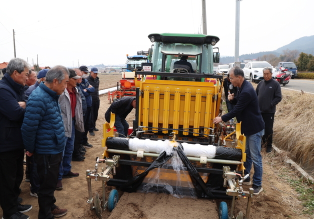 태안군, 마늘 파종 기계화 도입…농촌 인력난 해소 기대