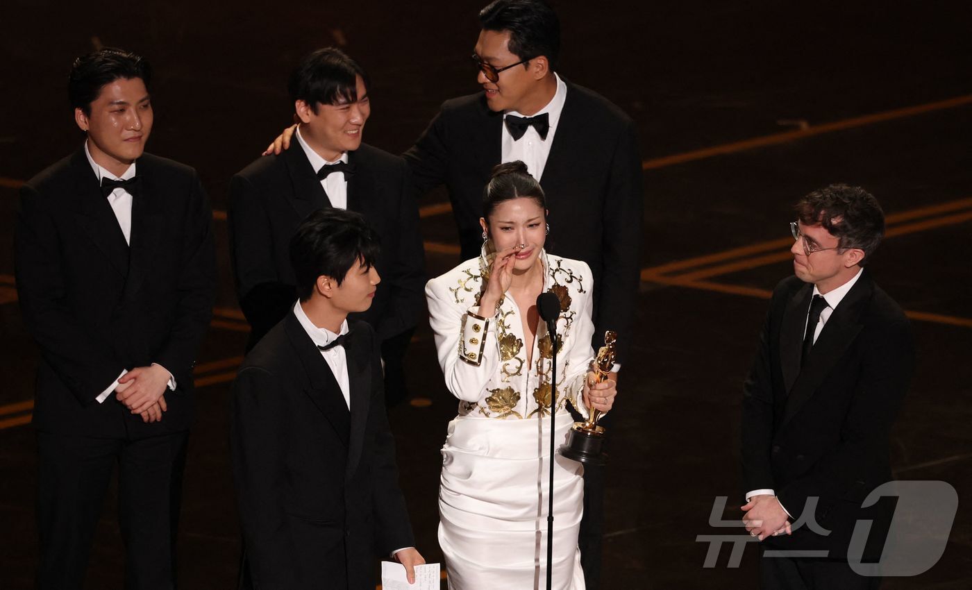 본문 이미지 - 제98회 아카데미 시상식에서 주제가상을 받은 '골든' 작곡진 ⓒ AFP=뉴스1