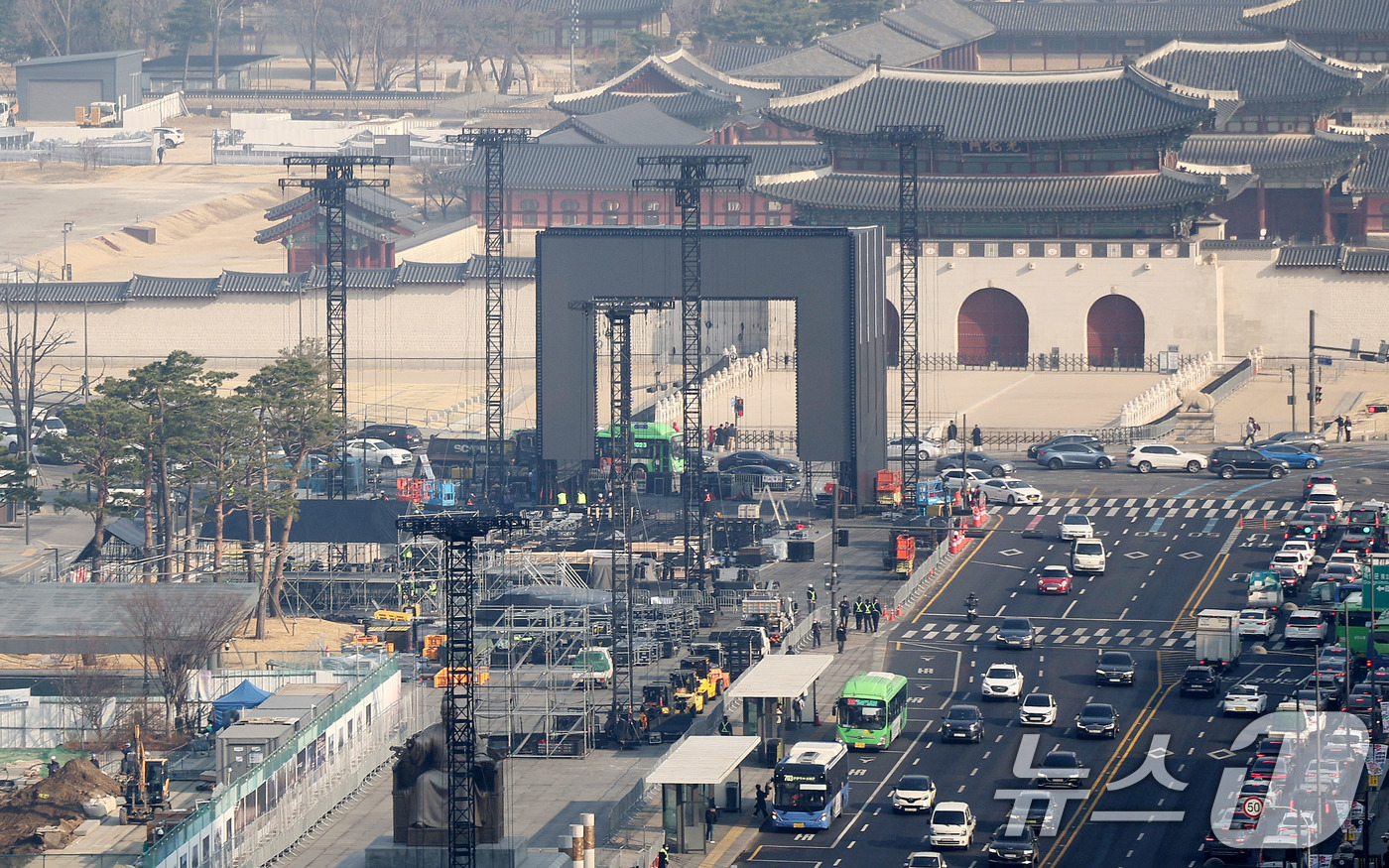 (서울=뉴스1) 박지혜 기자 = 방탄소년단(BTS) 컴백 공연을 나흘 앞둔 17일 오전 서울 광화문광장에서 공연 무대 설치 작업이 분주하게 진행되고 있다. 2026.3.17/뉴스1 …