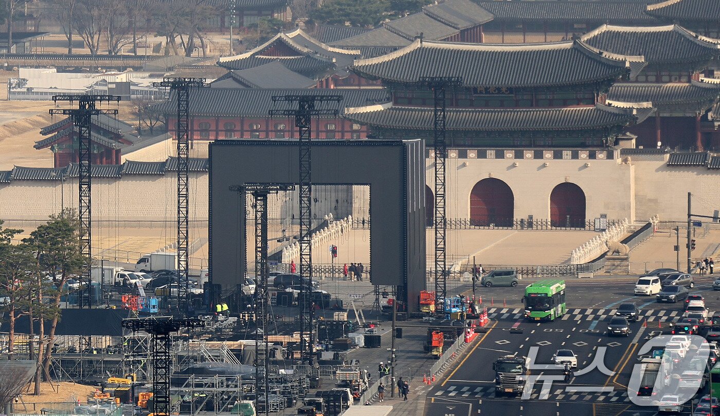 본문 이미지 - 방탄소년단(BTS) 컴백 공연을 나흘 앞둔 17일 오전 서울 광화문광장에서 공연 무대 설치 작업이 분주하게 진행되고 있다. 2026.3.17 ⓒ 뉴스1 박지혜 기자