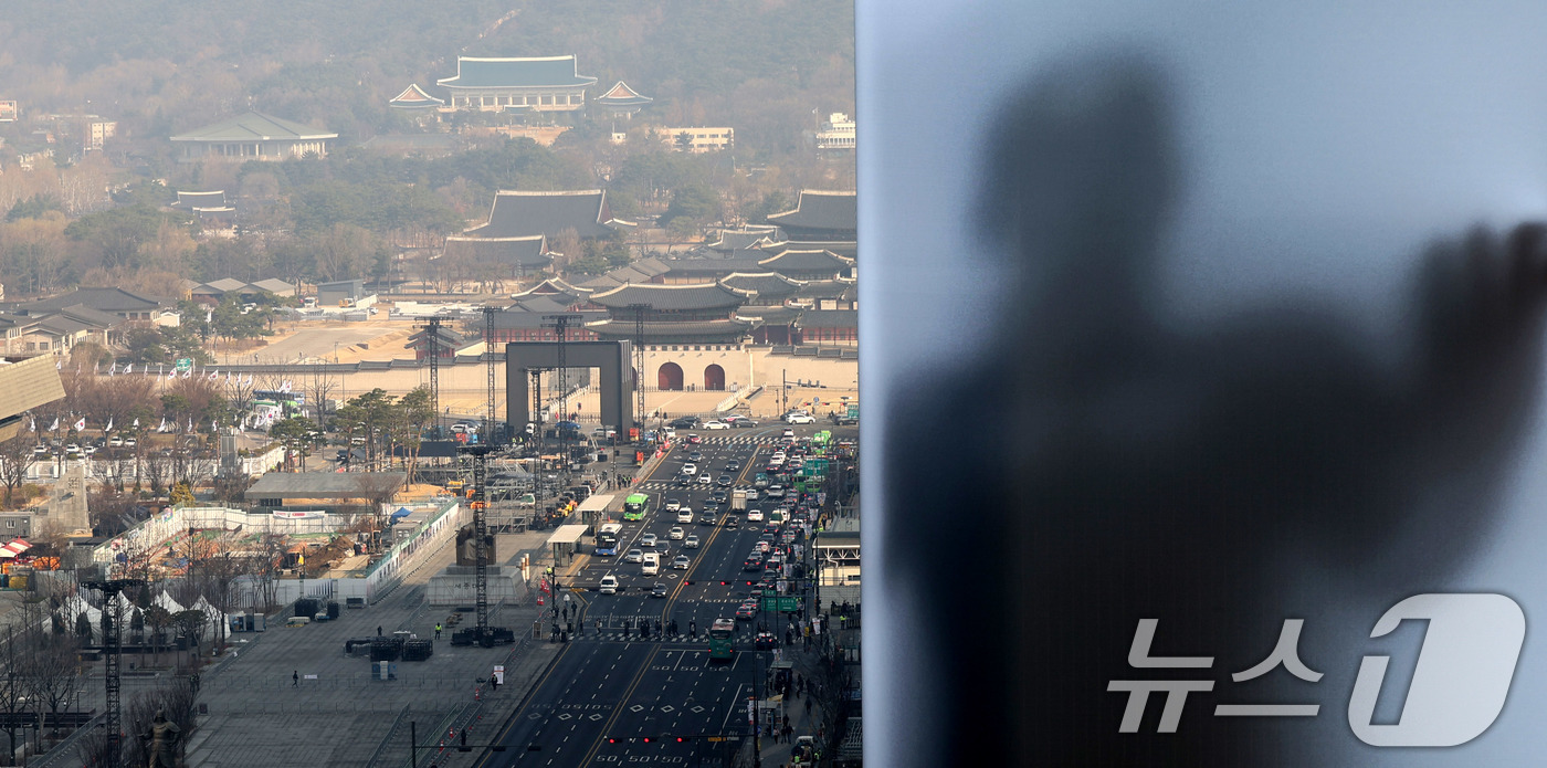 (서울=뉴스1) 박지혜 기자 = 방탄소년단(BTS) 컴백 공연을 나흘 앞둔 17일 오전 서울 광화문광장에서 공연 무대 설치 작업이 분주하게 진행되고 있다 2026.3.17/뉴스1