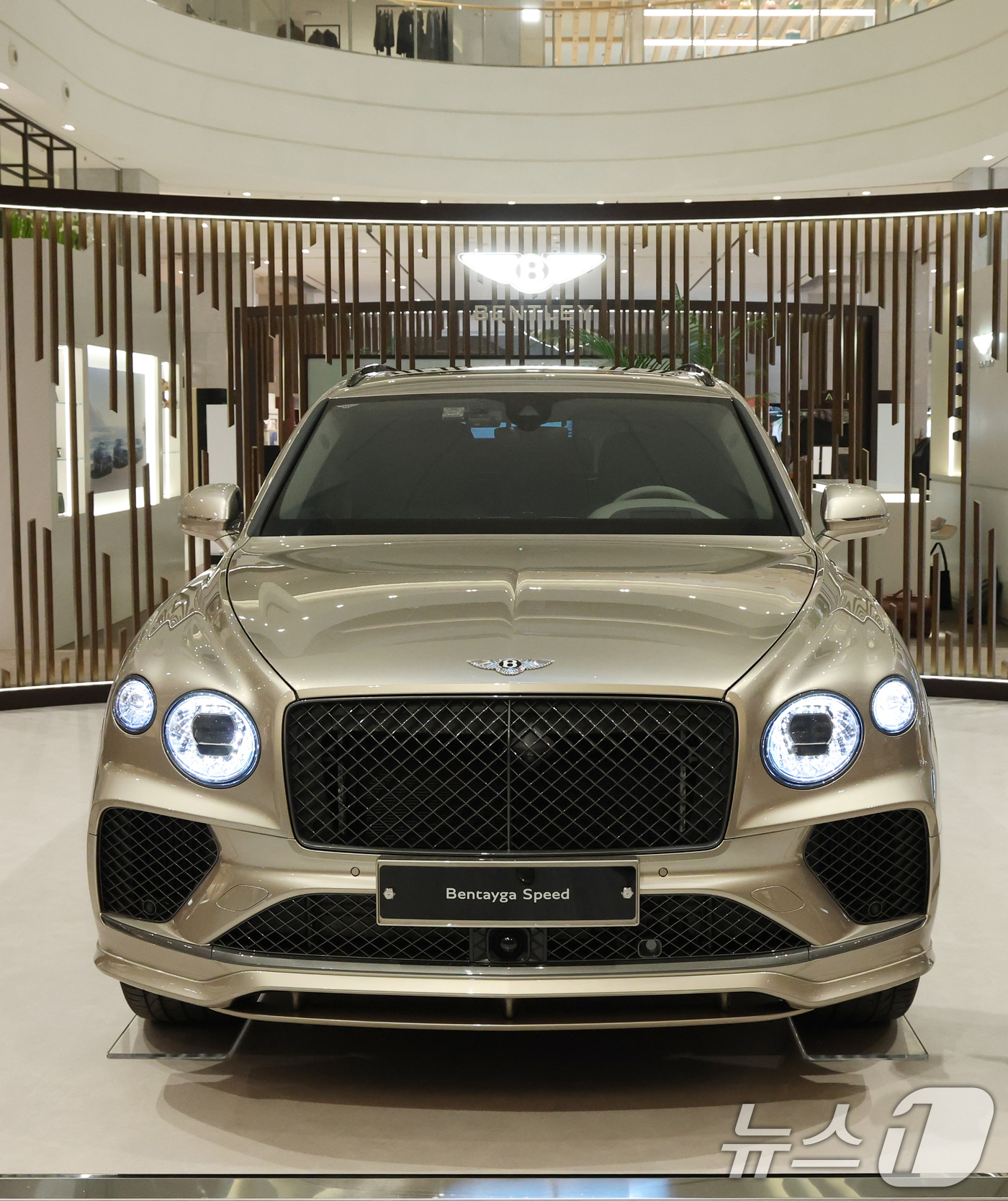 (성남=뉴스1) 김영운 기자 = 17일 경기 성남시 분당구 현대백화점 판교점 1층 열린광장, 벤틀리서울 팝업 부스에서 열린 '더 뉴 벤테이가 스피드 미디어 포토세션'에서 '더 뉴 …