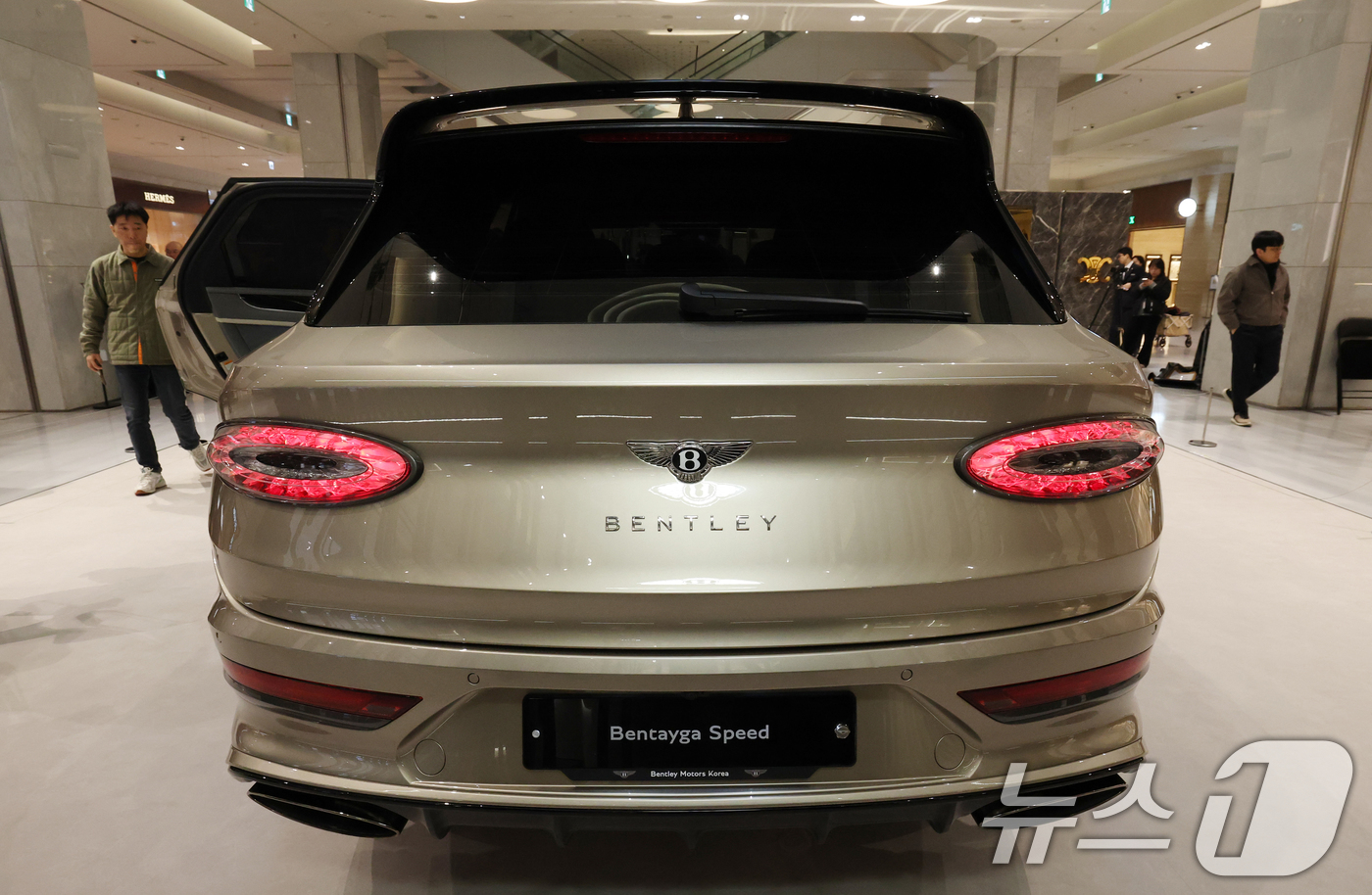 (성남=뉴스1) 김영운 기자 = 17일 경기 성남시 분당구 현대백화점 판교점 1층 열린광장, 벤틀리서울 팝업 부스에서 열린 '더 뉴 벤테이가 스피드 미디어 포토세션'에서 '더 뉴 …