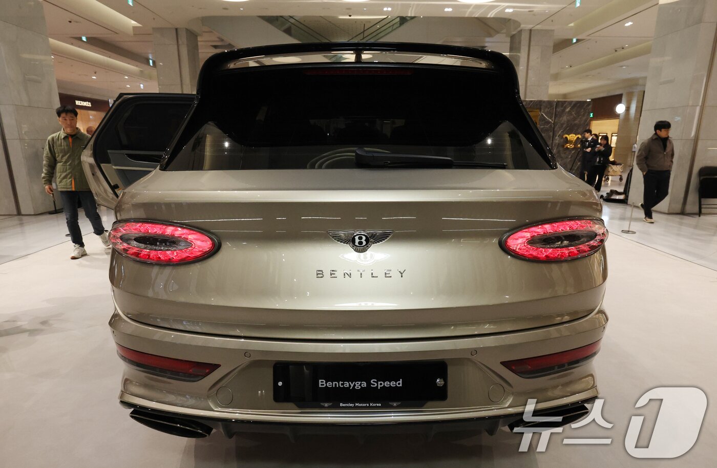 본문 이미지 - 17일 경기 성남시 분당구 현대백화점 판교점 1층 열린광장, 벤틀리서울 팝업 부스에서 열린 '더 뉴 벤테이가 스피드 미디어 포토세션'에서 '더 뉴 벤테이가 스피드'가 공개되고 있다. 2026.3.17 ⓒ 뉴스1 김영운 기자