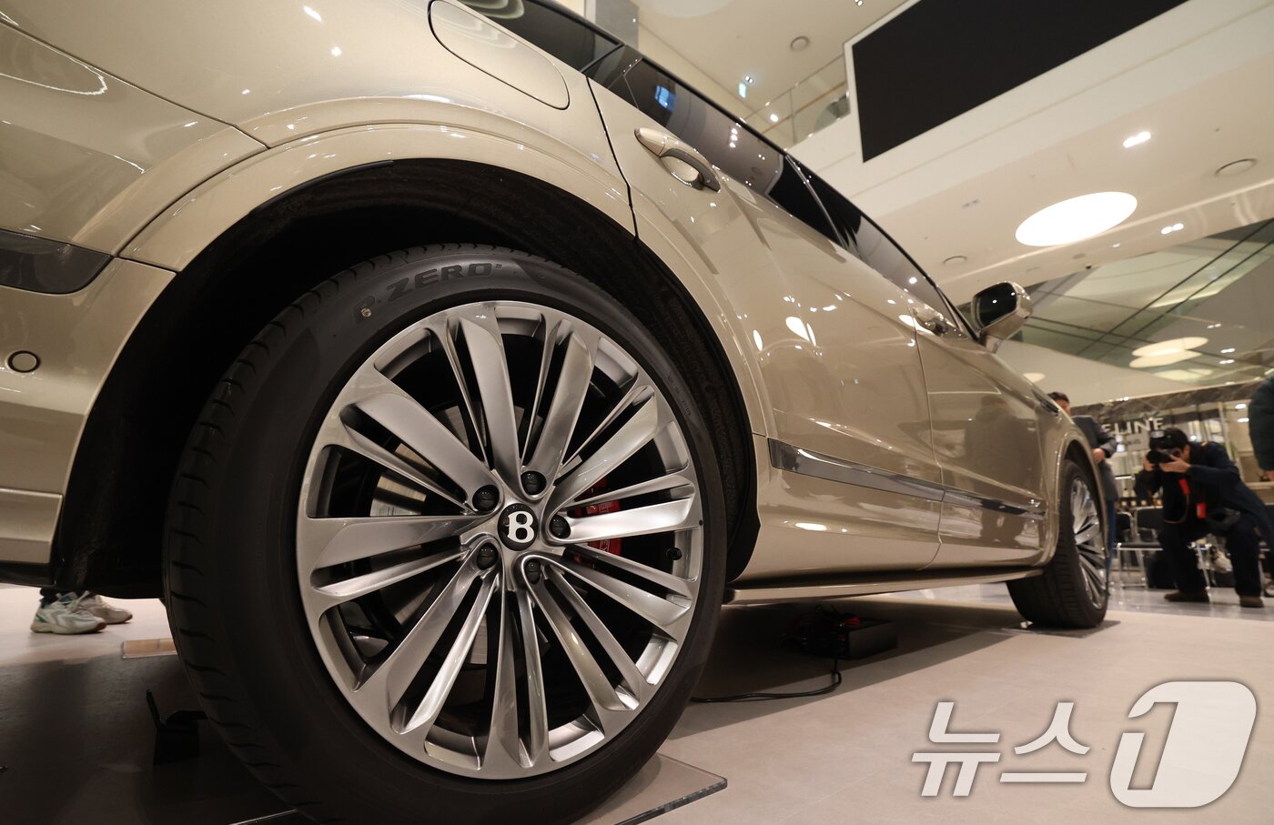 본문 이미지 - 17일 경기 성남시 분당구 현대백화점 판교점 1층 열린광장, 벤틀리서울 팝업 부스에서 열린 '더 뉴 벤테이가 스피드 미디어 포토세션'에서 '더 뉴 벤테이가 스피드'가 공개되고 있다. 2026.3.17 ⓒ 뉴스1 김영운 기자