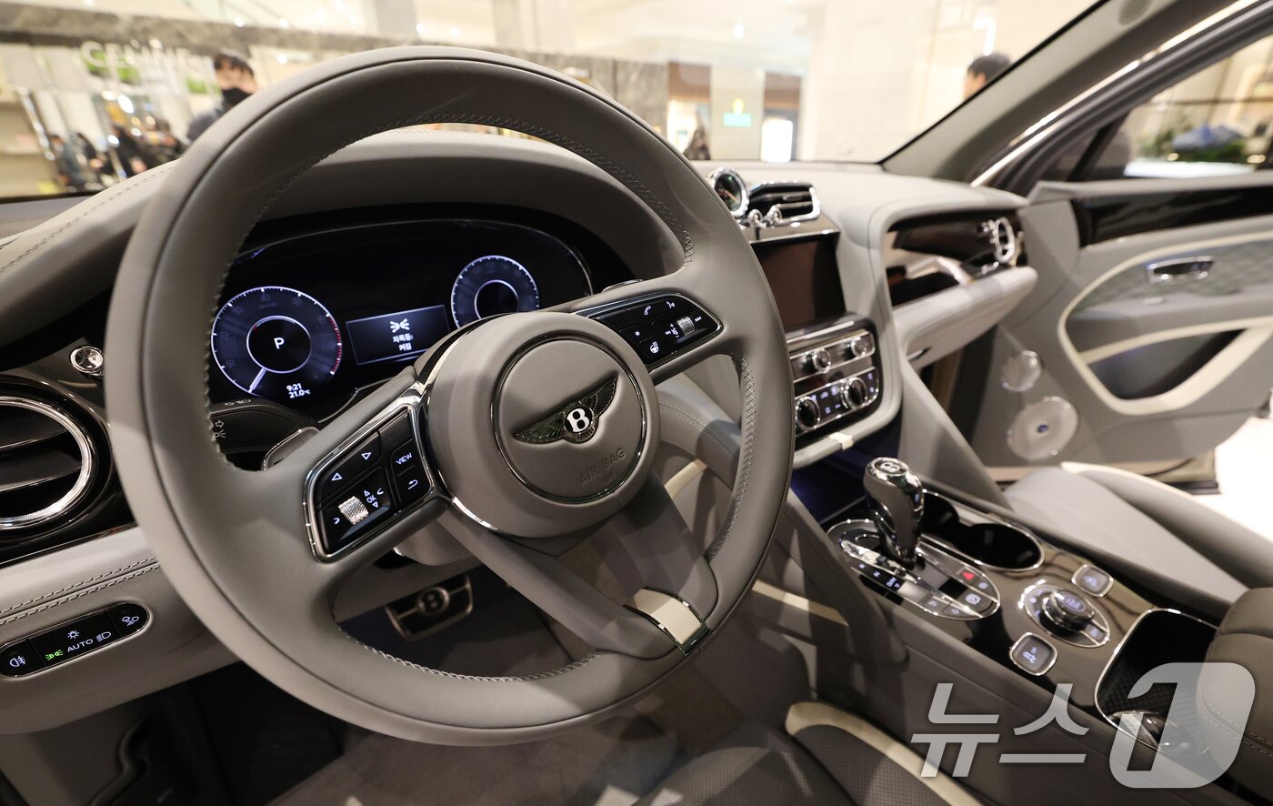 본문 이미지 - 17일 경기 성남시 분당구 현대백화점 판교점 1층 열린광장, 벤틀리서울 팝업 부스에서 열린 '더 뉴 벤테이가 스피드 미디어 포토세션'에서 '더 뉴 벤테이가 스피드'가 공개되고 있다. 2026.3.17 ⓒ 뉴스1 김영운 기자