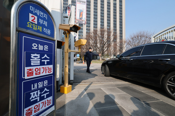 [뉴스1 PICK]'마스크 꼭 챙기세요'…수도권·충남 '미세먼지 비상저감조치' 시행