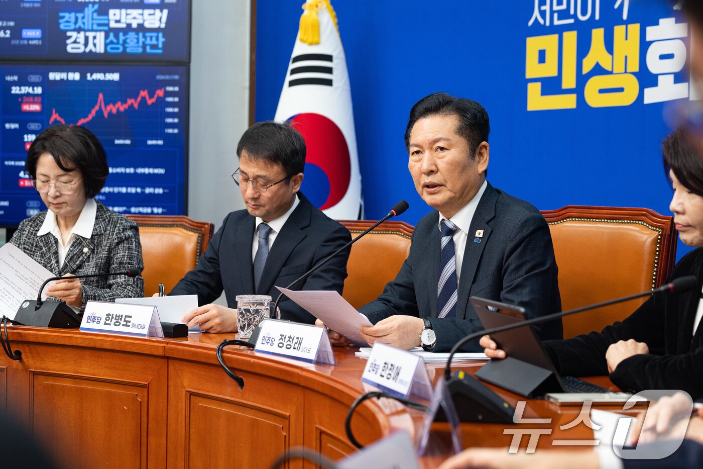 본문 이미지 - 정청래 더불어민주당 대표가 17일 서울 여의도 국회에서 검찰개혁 관련 긴급 기자회견을 하고 있다. 2026.3.17 ⓒ 뉴스1 유승관 기자