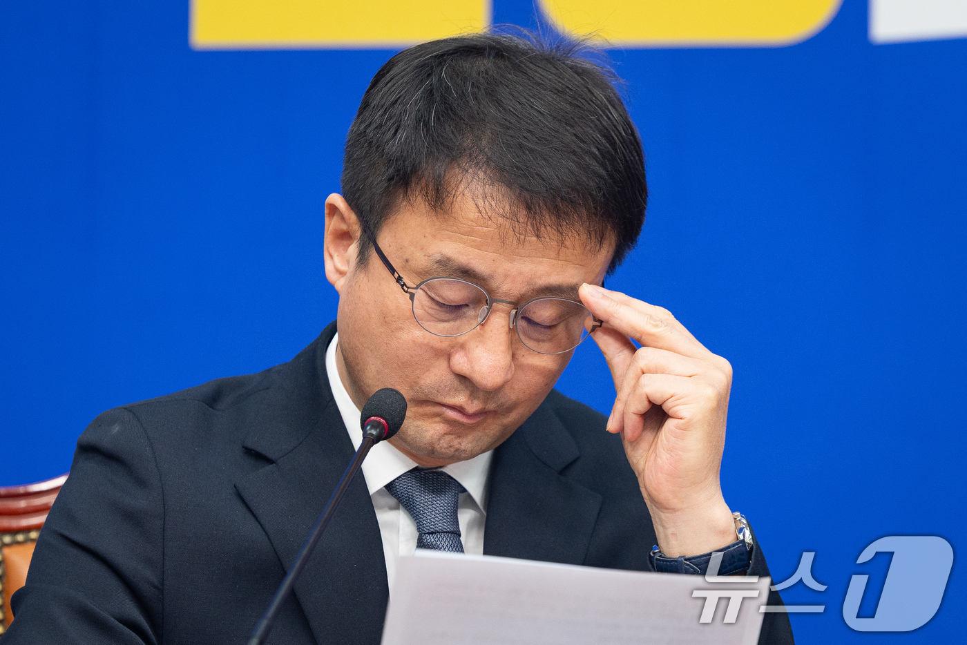 (서울=뉴스1) 유승관 기자 = 한병도 더불어민주당 원내대표가 17일 서울 여의도 국회에서 열린 검찰개혁 관련 긴급 기자회견에서 안경을 고쳐쓰고 있다. 2026.3.17/뉴스1