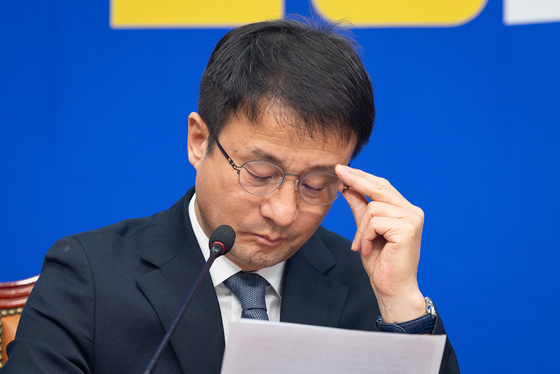 안경 고쳐 쓰는 한병도 원내대표