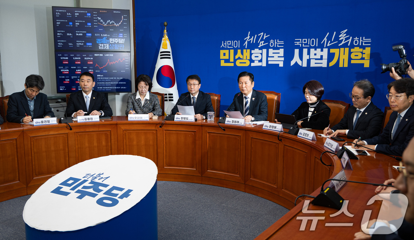 (서울=뉴스1) 유승관 기자 = 정청래 더불어민주당 대표가 17일 서울 여의도 국회에서 검찰개혁 관련 긴급 기자회견을 하고 있다. 2026.3.17/뉴스1