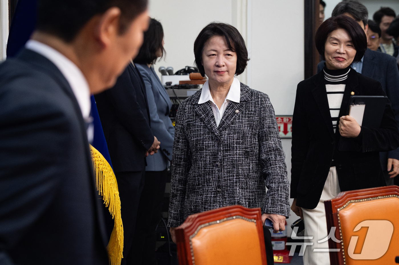 (서울=뉴스1) 유승관 기자 = 추미애 국회 법제사법위원장이 17일 서울 여의도 국회에서 열린 더불어민주당 검찰개혁 관련 긴급 기자회견에 들어서고 있다. 2026.3.17/뉴스1