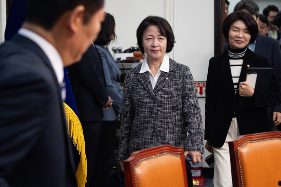 민주당 검찰개혁 기자회견 들어서는 추미애 법사위원장