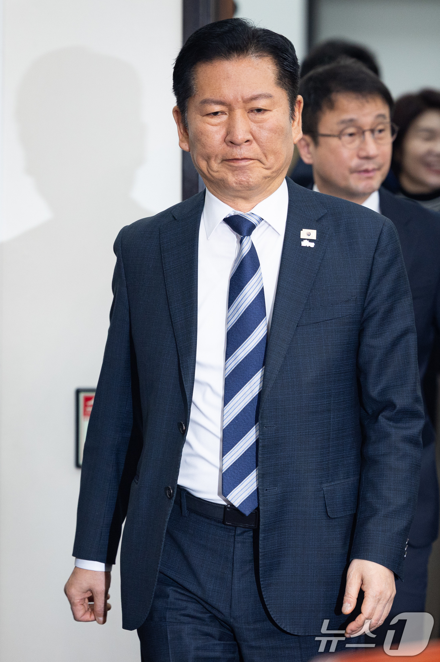 (서울=뉴스1) 유승관 기자 = 정청래 더불어민주당 대표가 17일 서울 여의도 국회에서 열린 검찰개혁 관련 긴급 기자회견에 들어서고 있다. 2026.3.17/뉴스1