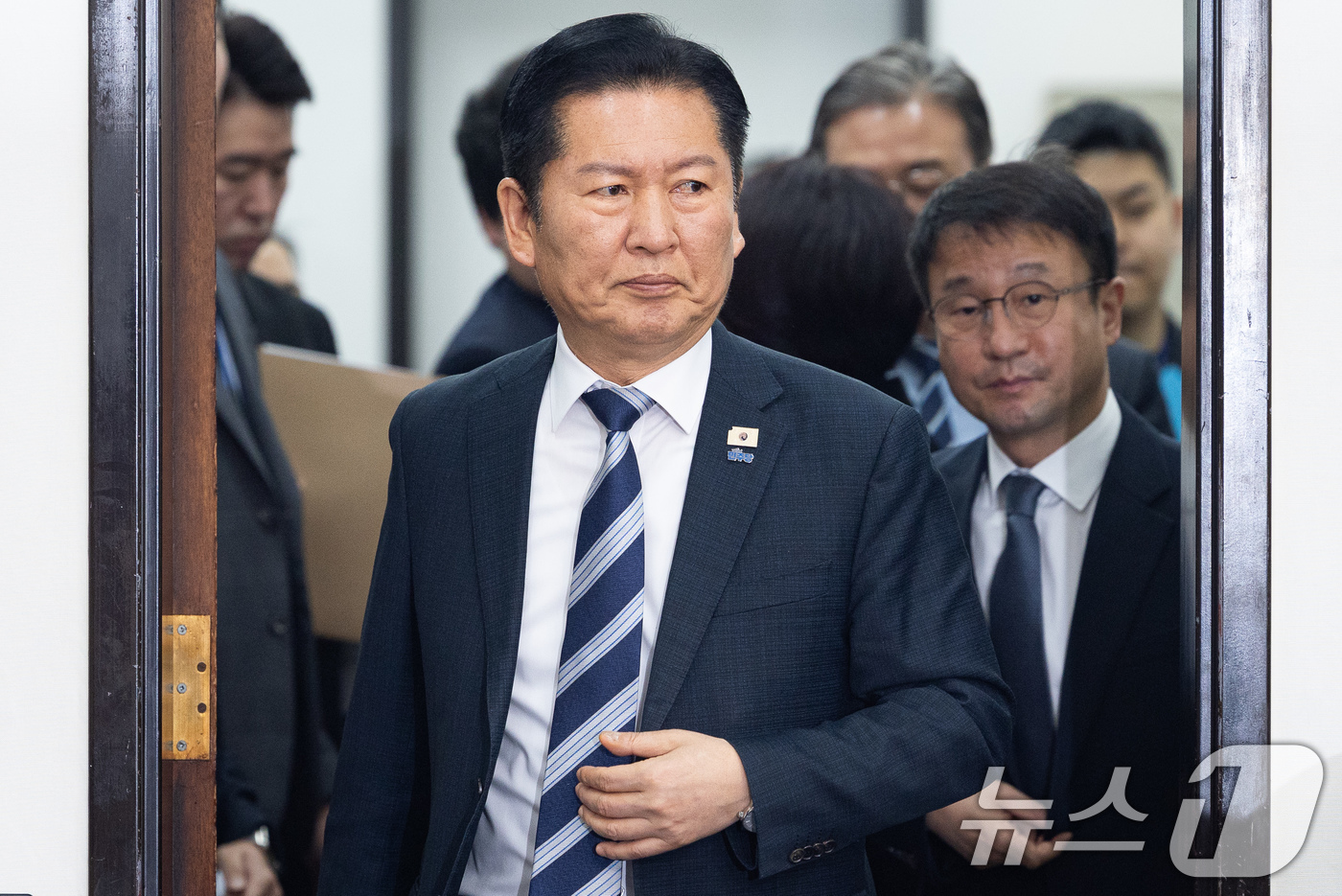 (서울=뉴스1) 유승관 기자 = 정청래 더불어민주당 대표가 17일 서울 여의도 국회에서 열린 검찰개혁 관련 긴급 기자회견에 들어서고 있다. 2026.3.17/뉴스1